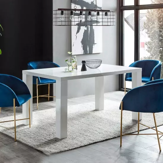 Jídelní set  –  stůl a 4 židle
