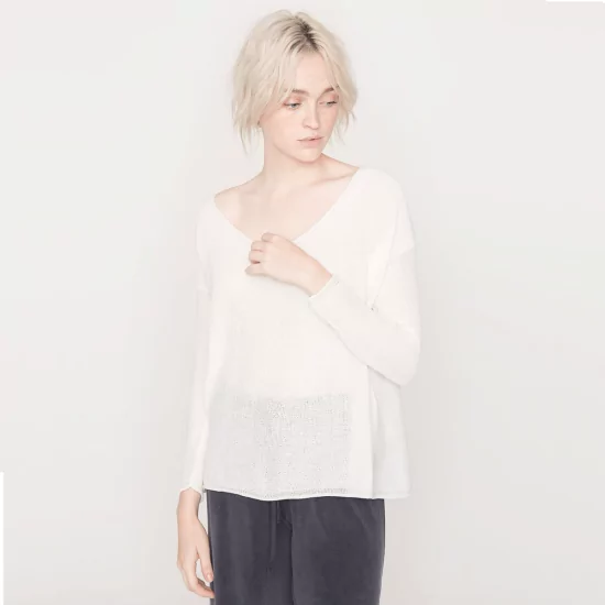 Bílý svetr z organické bavlny