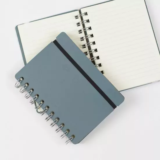 Modrý zápisník v kožených deskách – A6
