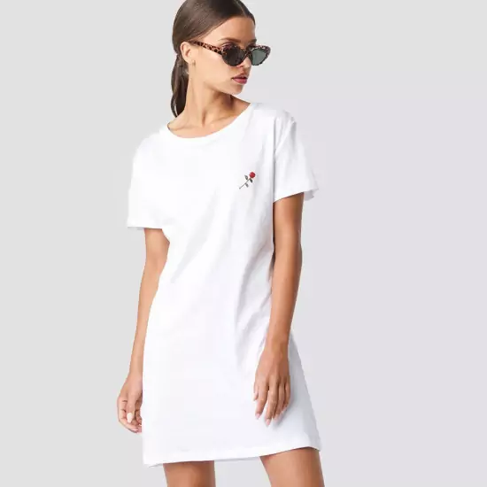 Bílé tričkové šaty s výšivkou