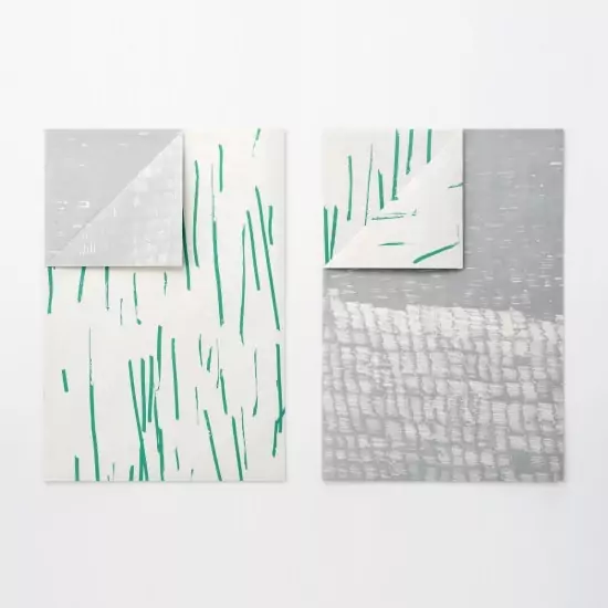 Oboustranný šedo–bílý balicí papír se zelenými pruhy