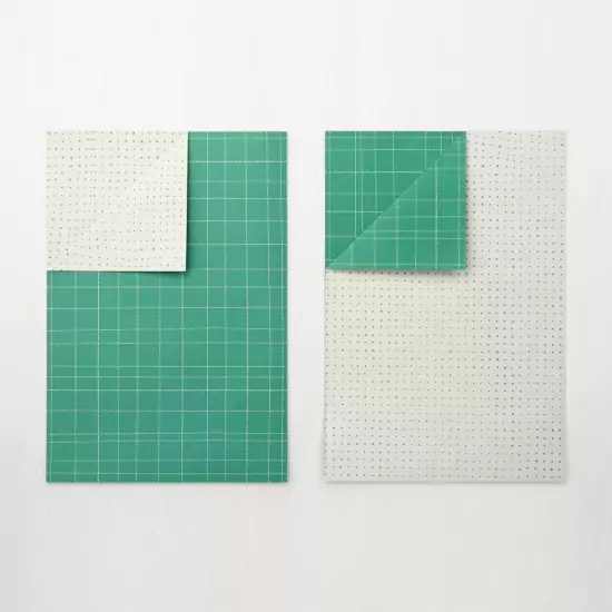 Oboustranný zeleno–bílý balicí papír