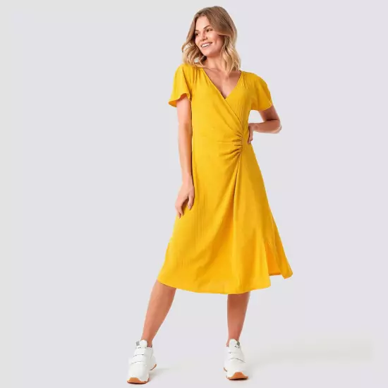 Žluté midi šaty s řasením