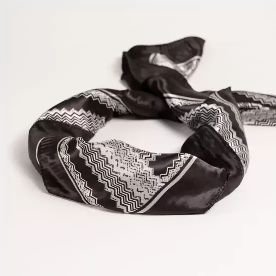 Černý šátek Ikat