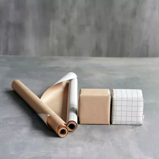Oboustranný balicí papír – hnědý, kostkovaný