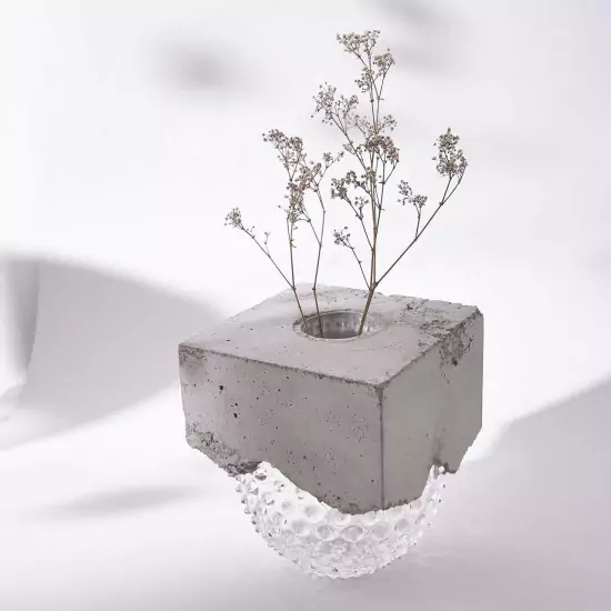 Umělecká váza Brick on Head