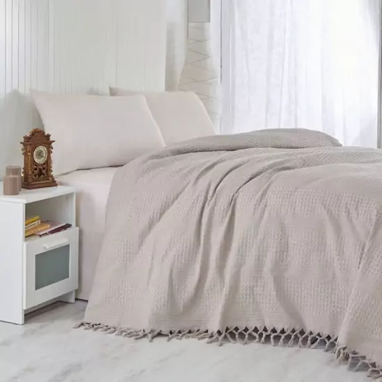 Hnědý přehoz na postel – 220 × 240 cm