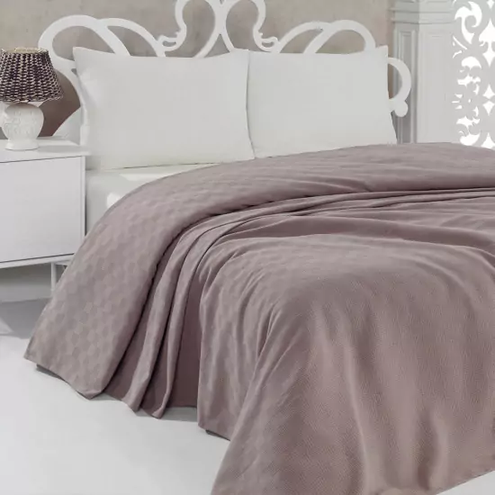 Hnědý přehoz na postel – 200 × 240 cm