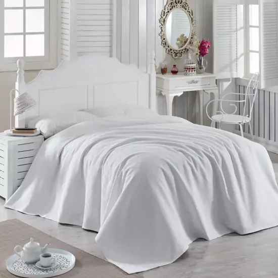 Bílý přehoz na postel – 200 × 240 cm